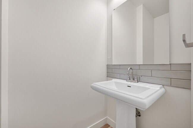 Building Photo - Modern 3BD/2.5BA Home in Sudden Valley – B...
