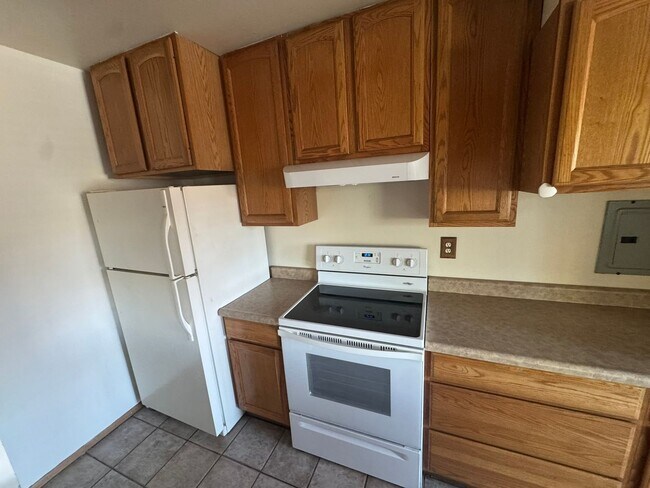 Building Photo - Updated 2 Bed / 1 Bath Condo in Lakeside