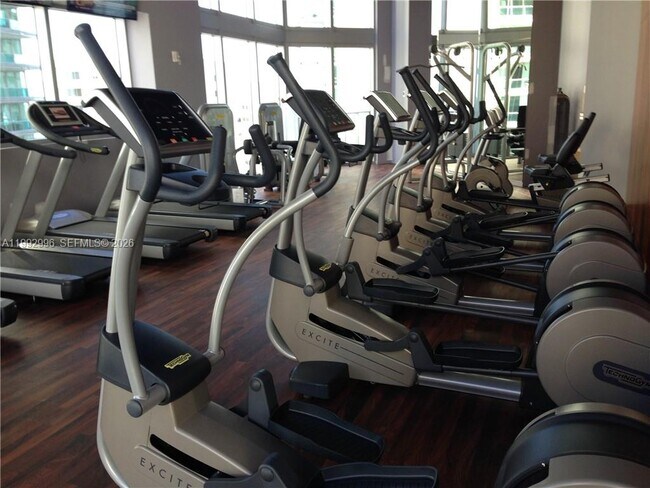 Building Photo - 1300 Brickell Bay Dr