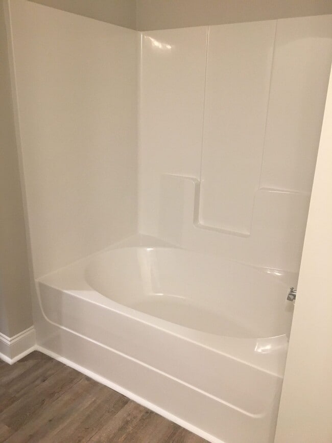 Building Photo - 2 Bed/ 2 Bath Townhome - 7 Minutes from Fo...