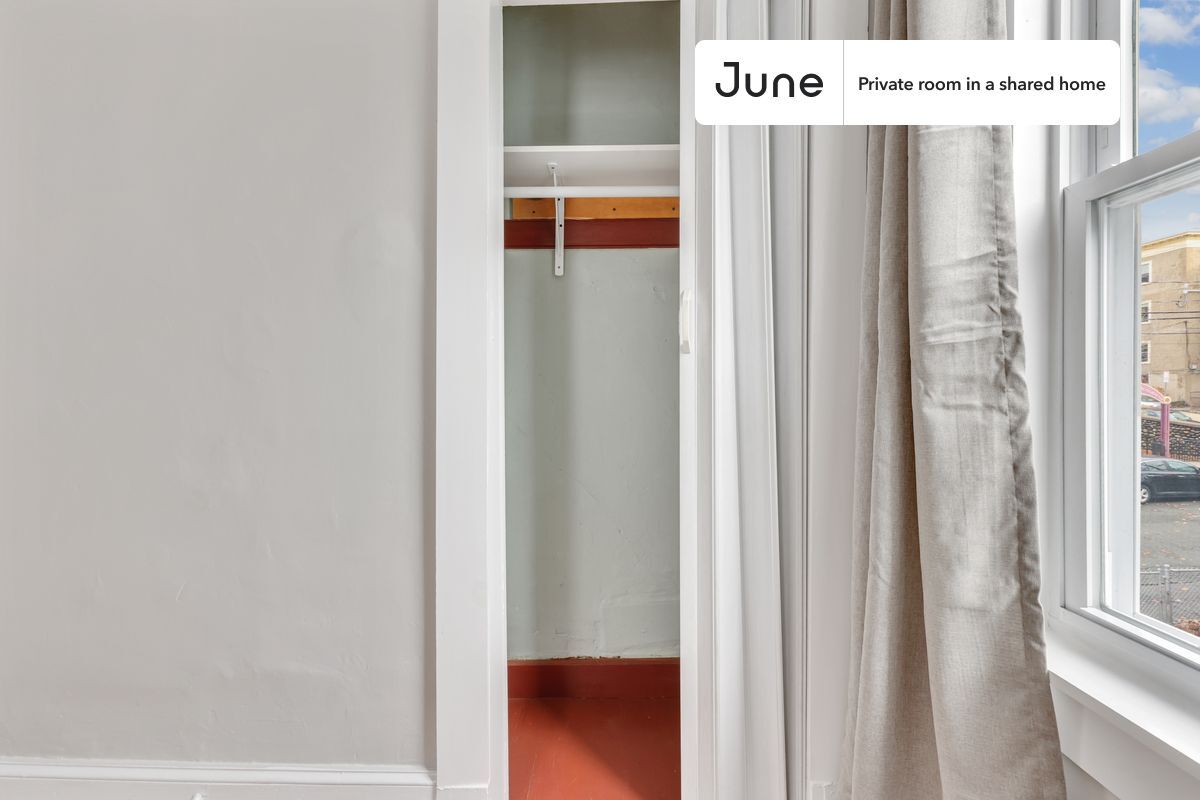 Building Photo - Room in Shared 3 bed/1 bath home