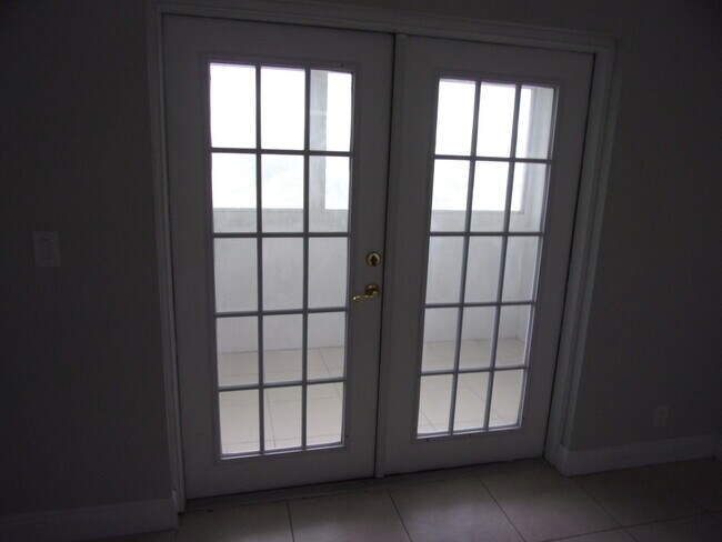 Building Photo - 1505 SE Royal Green Cir