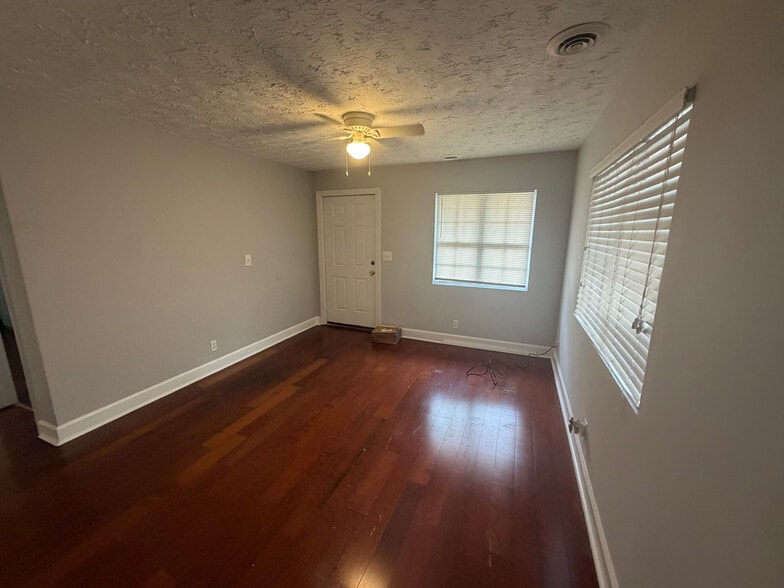 Building Photo - Room in Apartment on 8th St