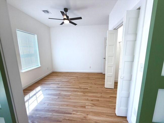 Building Photo - Completely Remodeled 1BD 1BA Duplex Locate...