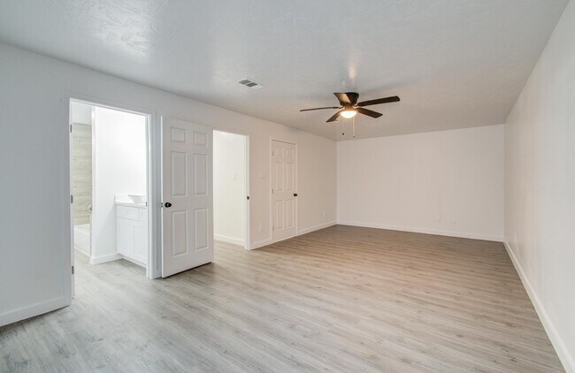 Building Photo - 809 Brook Hollow Dr