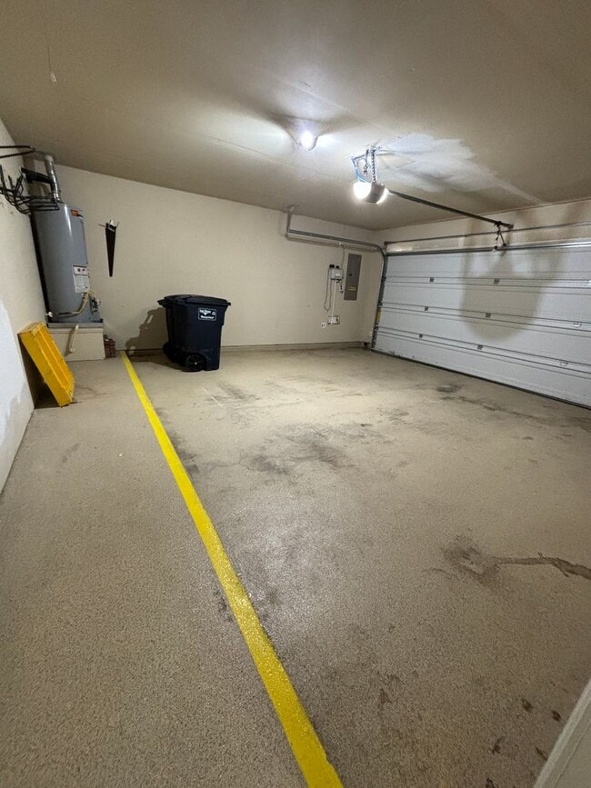 Building Photo - 3/2/2 Ready to Go! Located on the greenbelt!