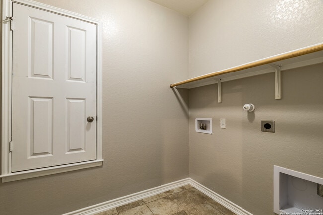 Building Photo - 682 Pond Springs