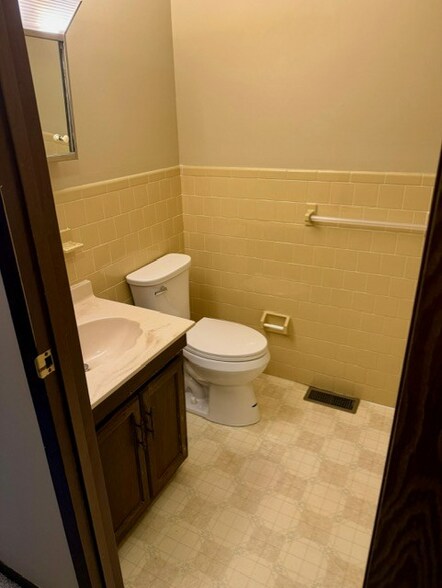 Building Photo - 1616 Spring Valley Dr