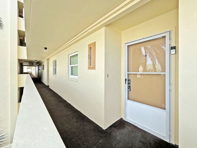 Building Photo - 4775 Cove Cir