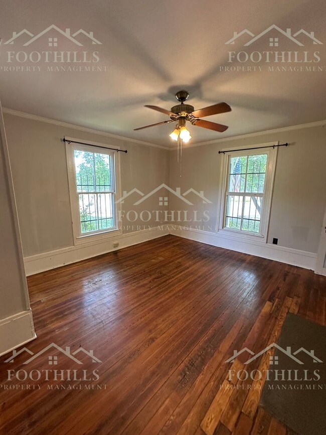 Building Photo - Charming 4-Bedroom Single Family House Nea...