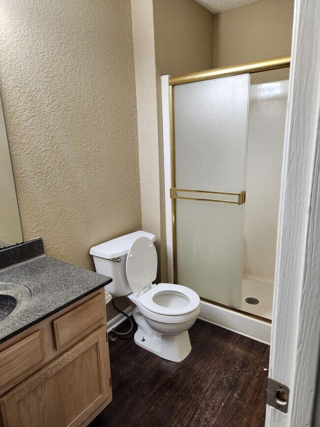 Building Photo - Nice 2 bedroom 2 1/2 bath Town house