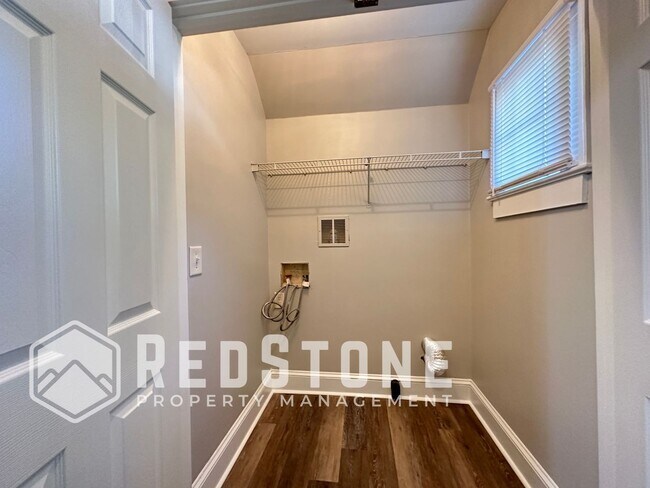 Building Photo - 817 Oakley St