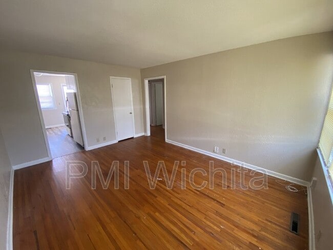 Building Photo - 889 S Hillcrest St