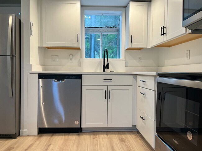 Building Photo - Renovated 1 Bd/ 1 Ba Cottage w/ Loft Walki...