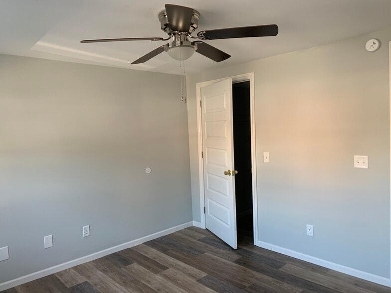 BR with closet and ceiling fan - 407 Hamilton St