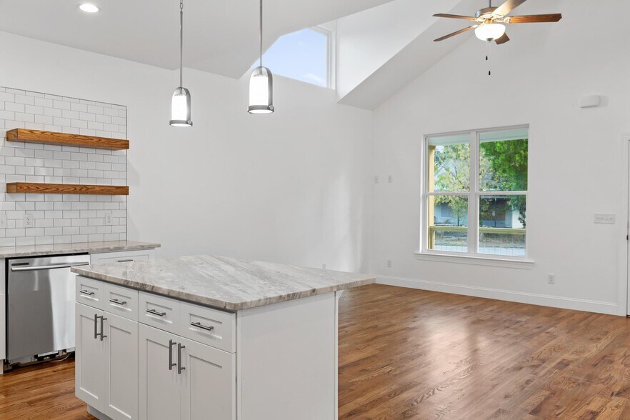 Building Photo - 2006 E 14th St