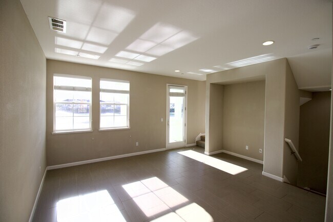 Building Photo - 656 Sea Anchor Dr