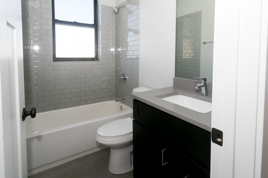 Building Photo - 2207 W Eastwood Ave