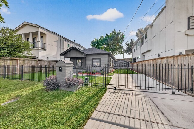 Building Photo - 1507 Laird St
