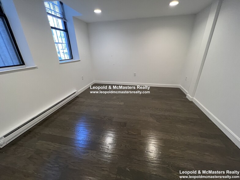 Building Photo - 112 Queensberry St