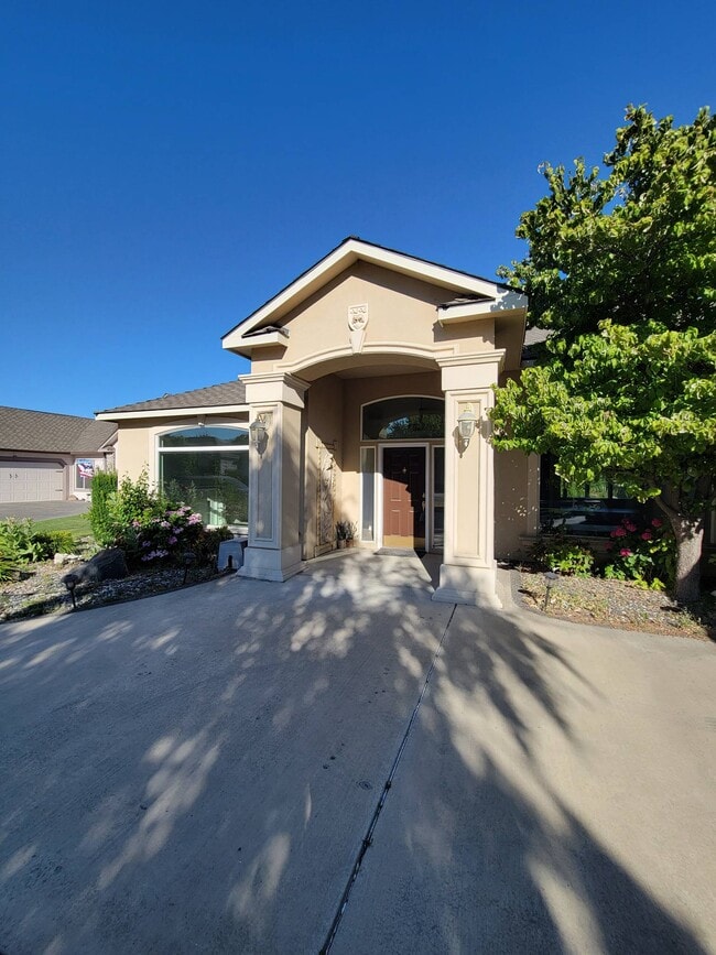 Building Photo - 1200 W Canyon Lakes Dr