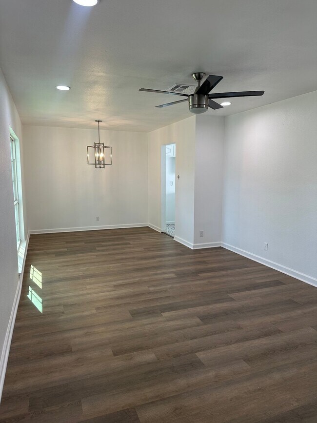Building Photo - 6807 Laguna Norte