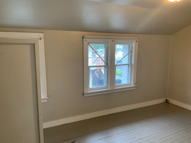 Building Photo - 2 Bedroom in Triplex Near Downtown and Campus