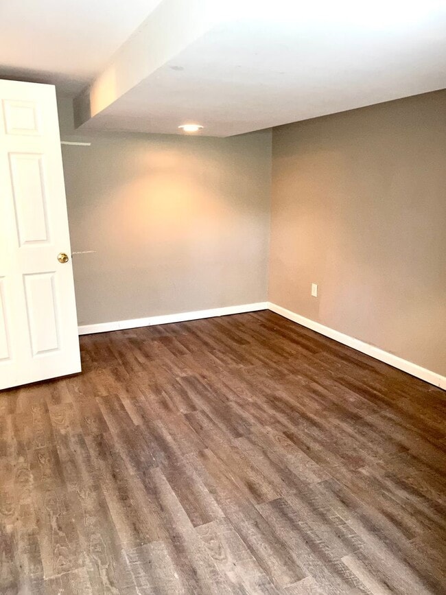 Building Photo - Spacious 3 bed/2 bath - walk to campus!