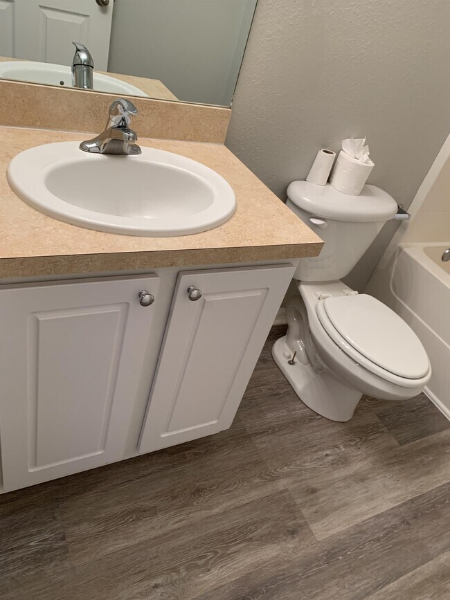 Building Photo - 4311 NE 23rd Pl