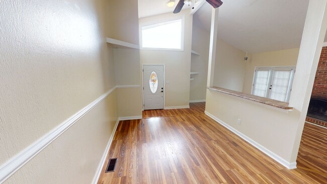 Building Photo - Charming 3 Bedroom Home with Modern Update...