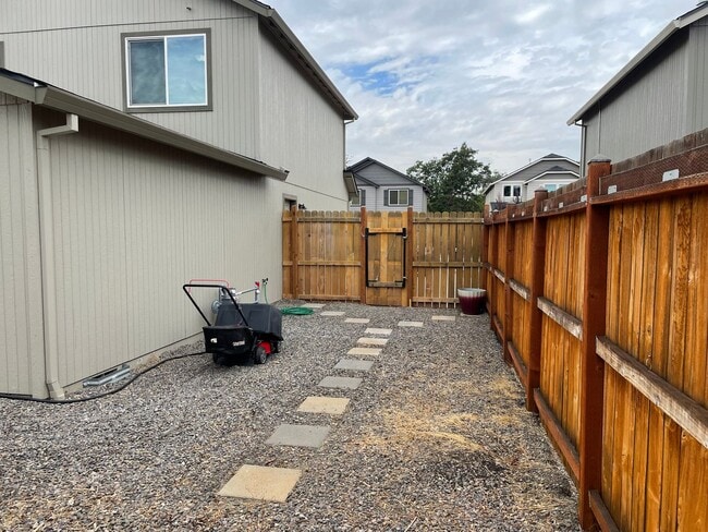 Building Photo - Very Nice 2 Story 3 Bedroom 2.5 Bath Home-...