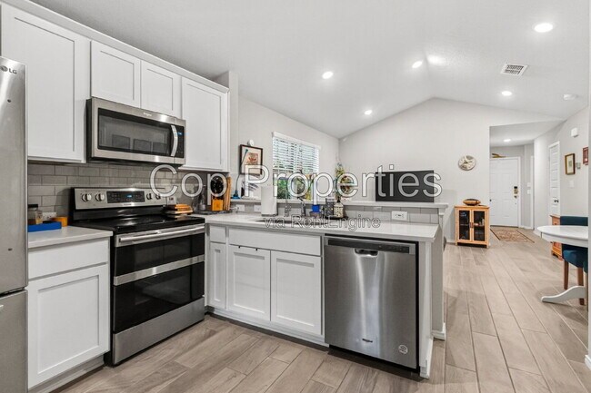 Building Photo - 2425 Ayers Dr