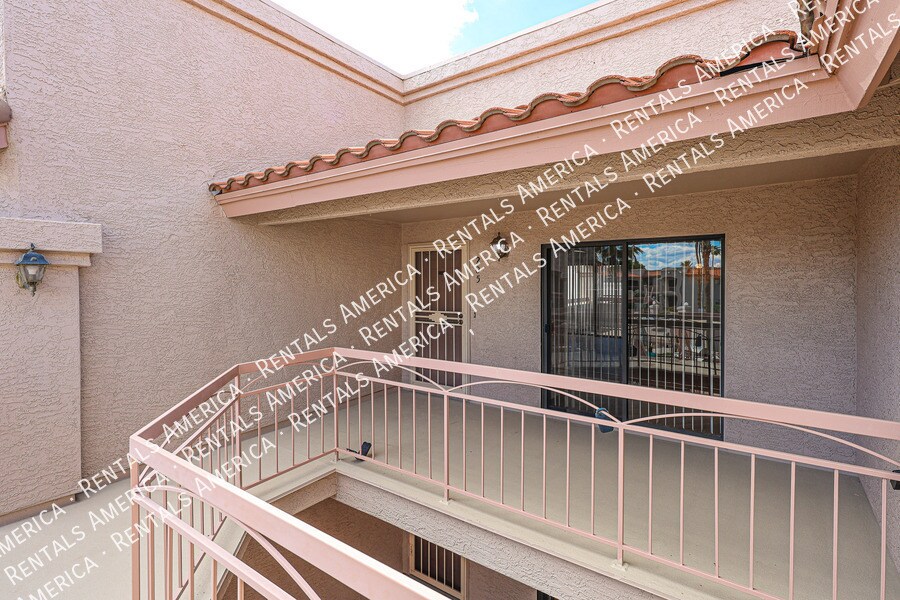 Building Photo - 9151 W Greenway Rd