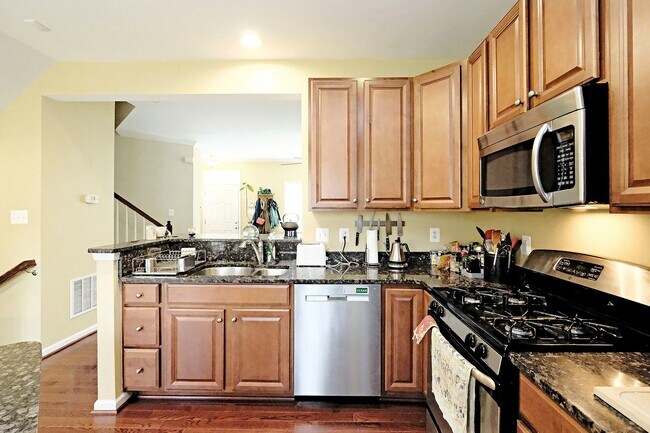 Building Photo - Pet-Friendly Townhome Convenient to UVA & Downtown