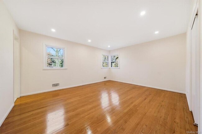 Building Photo - 3 Lakeview Ave