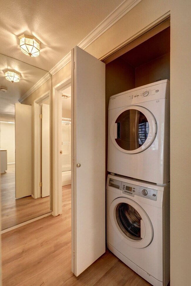 Building Photo - 2 Bedroom Ground Floor Condo in the Heart of Woodinville!