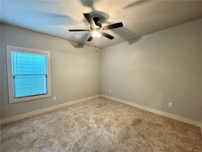 Building Photo - 832 NE Hts Ln