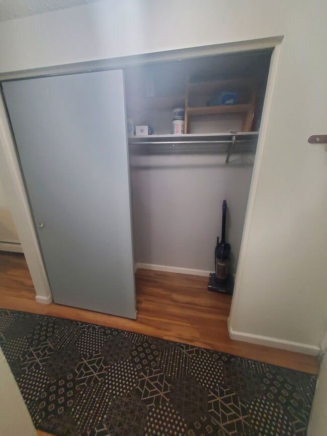 Building Photo - Large and Spacious One Bedroom Available i...
