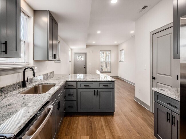 Building Photo - 384 Whitethorne Ave