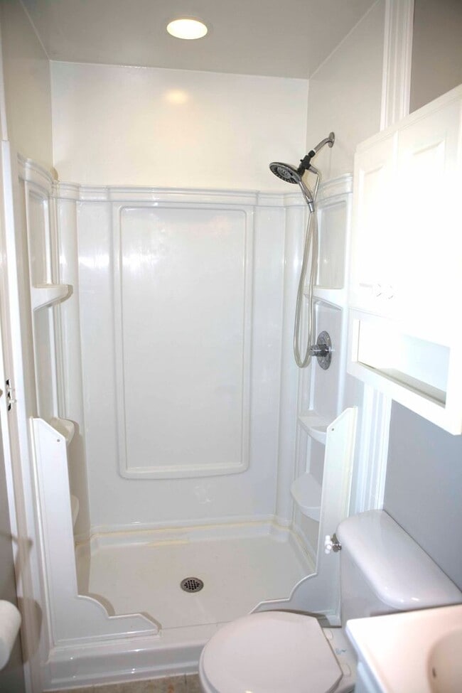 Building Photo - 3-Bedroom, 2-Bathroom Home in Central Spri...