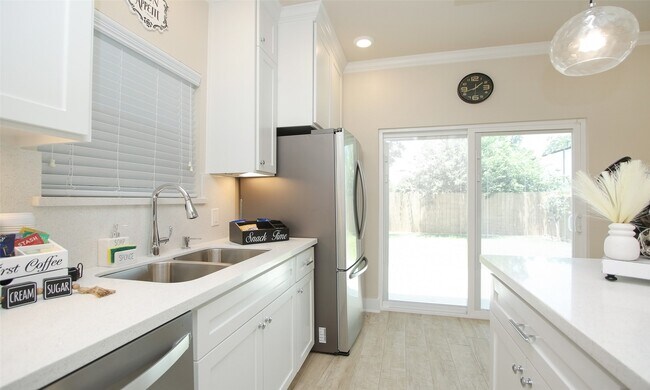 Building Photo - 3537 Mt Pleasant St