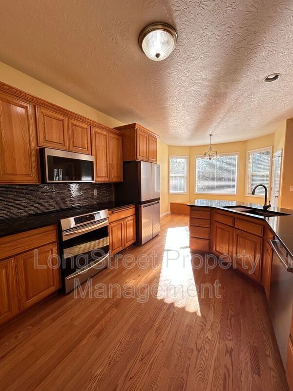 Building Photo - 852 Marilyn Dr