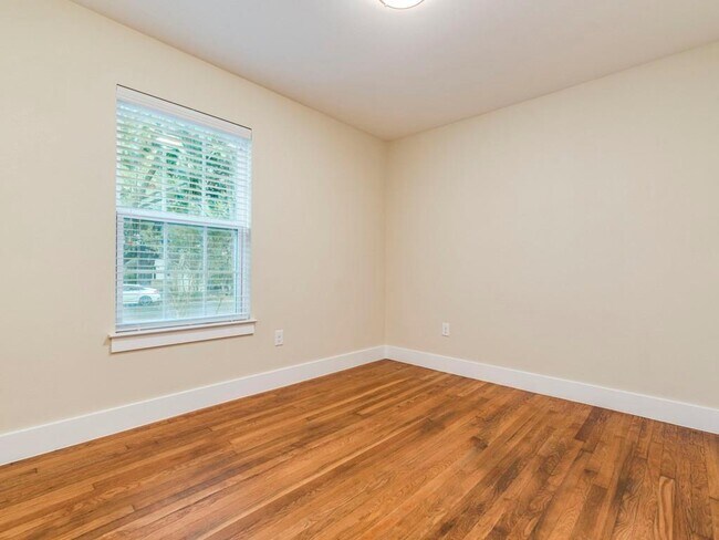 Building Photo - 4500 Mt Vernon Dr