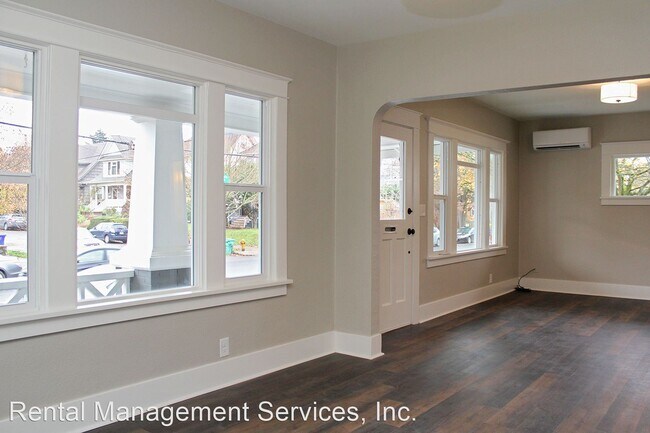 Building Photo - 4 br, 1.5 bath House - 36 NE Beech St # A