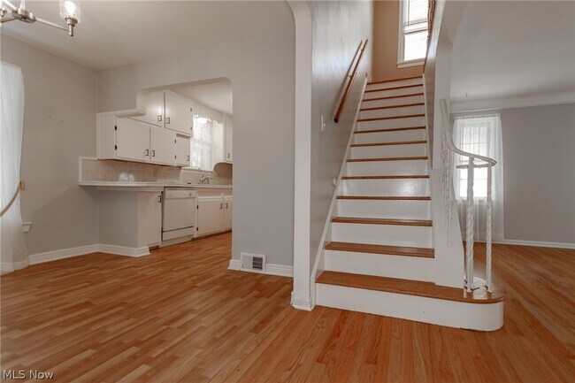 Building Photo - 1752 Brainard Rd