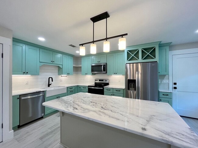 Building Photo - Completely Remodeled! Close to  Historic D...