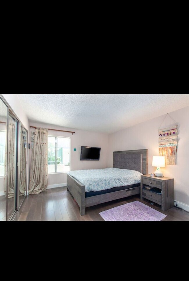 Building Photo - 2 Bedroom + 2 Bath Condo in Winnetka