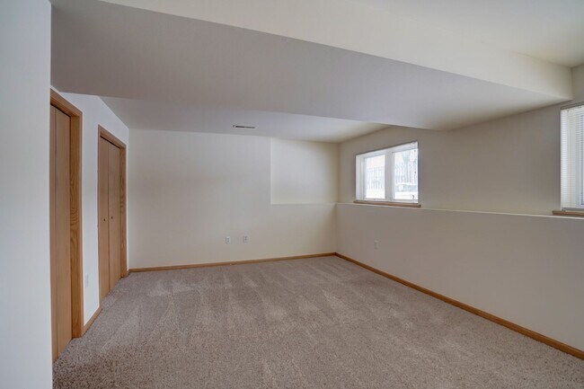 Building Photo - 6101-6103