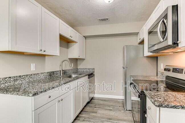 Building Photo - 152 Conifer Dr