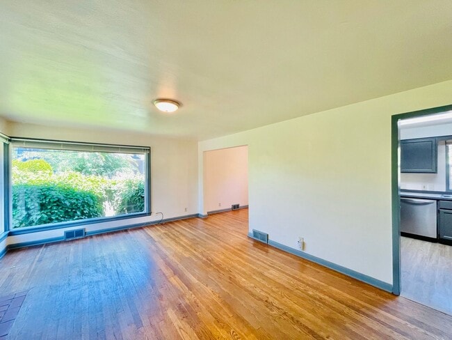 Building Photo - Cozy Seward Park Home with Large Yard!